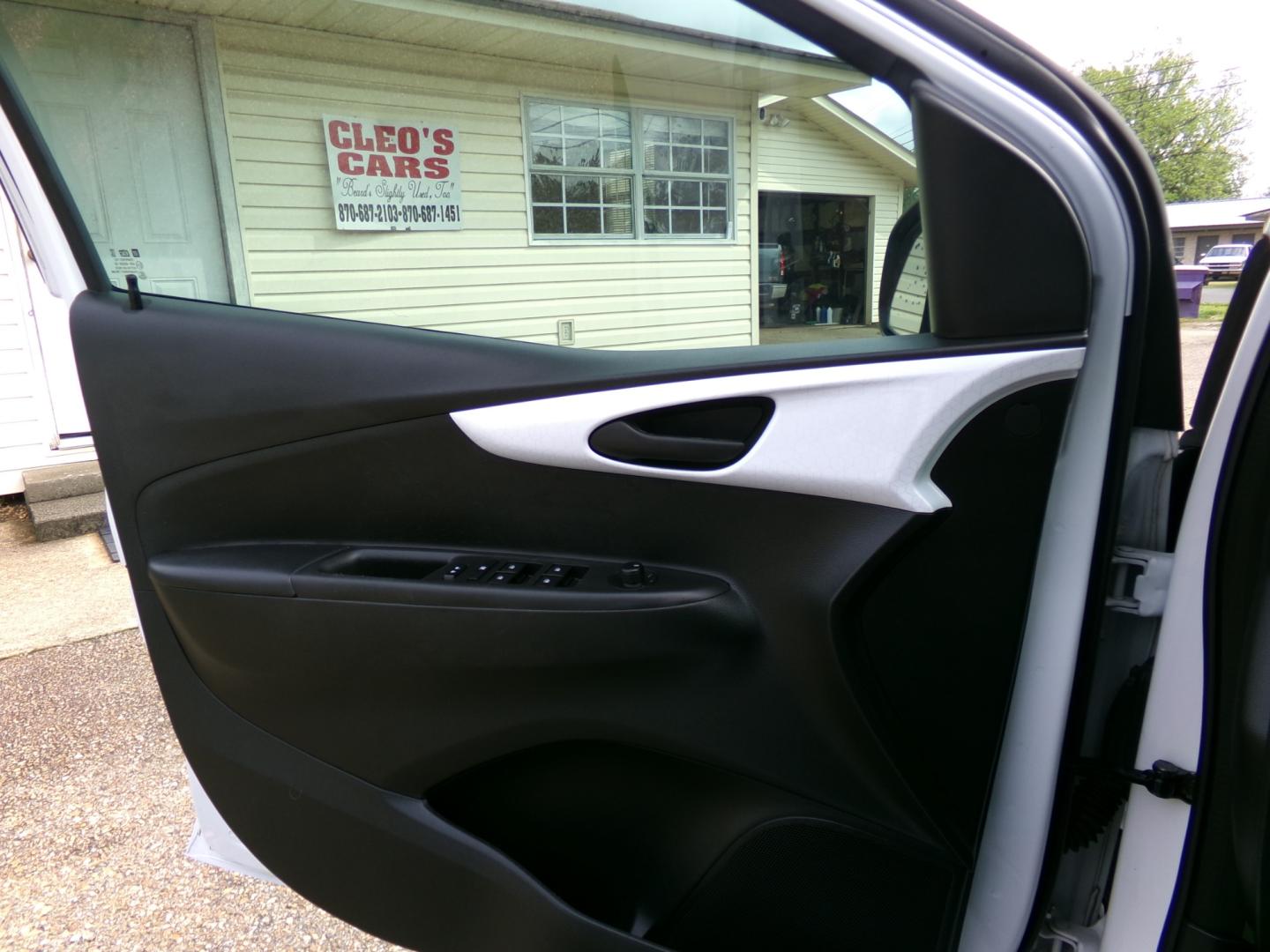 2017 White /Gray Chevrolet Spark 1LT CVT (KL8CD6SA5HC) with an 1.4L L4 16V DOHC engine, CVT transmission, located at 401 First NE, Bearden, AR, 71720, (870) 687-3414, 33.726528, -92.611519 - Photo#6